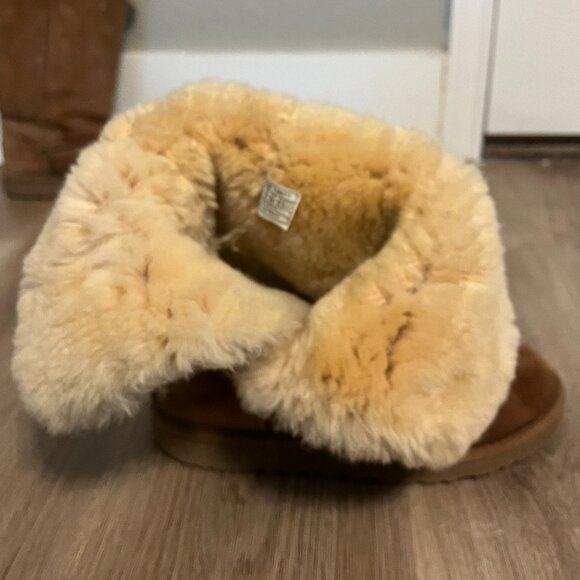 UGG Girls' Bailey Button Triplet Boots - Youth 5 US - EUC - Picture 2 of 6